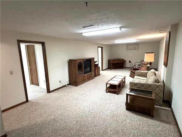$292,500 | 2436 Village Lane, Salina, KS 67401