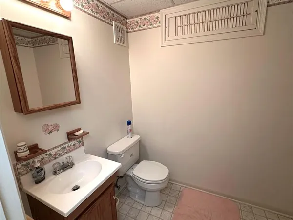 $292,500 | 2436 Village Lane, Salina, KS 67401