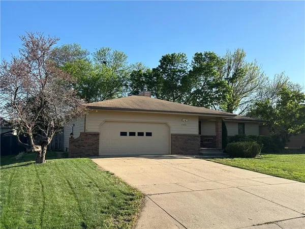 $292,500 | 2436 Village Lane, Salina, KS 67401