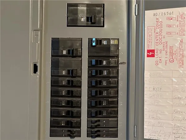 $292,500 | 2436 Village Lane, Salina, KS 67401