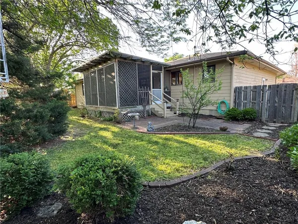 $292,500 | 2436 Village Lane, Salina, KS 67401