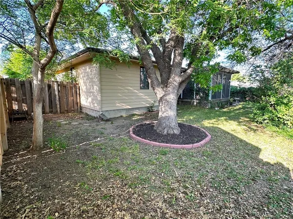 $292,500 | 2436 Village Lane, Salina, KS 67401