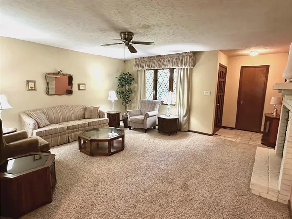 $292,500 | 2436 Village Lane, Salina, KS 67401