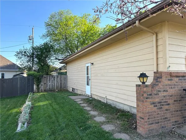 $292,500 | 2436 Village Lane, Salina, KS 67401