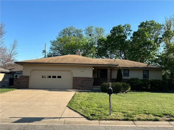 $292,500 | 2436 Village Lane, Salina, KS 67401