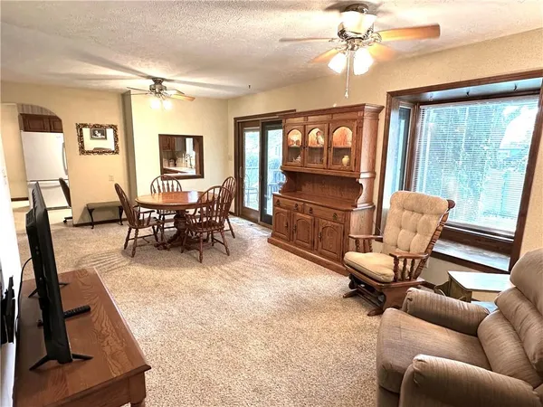 $292,500 | 2436 Village Lane, Salina, KS 67401