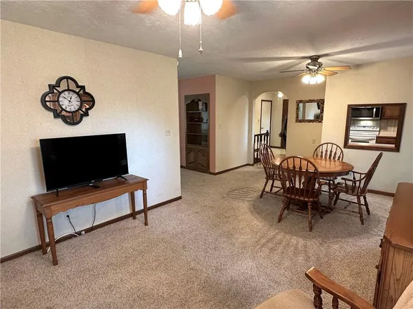 $292,500 | 2436 Village Lane, Salina, KS 67401