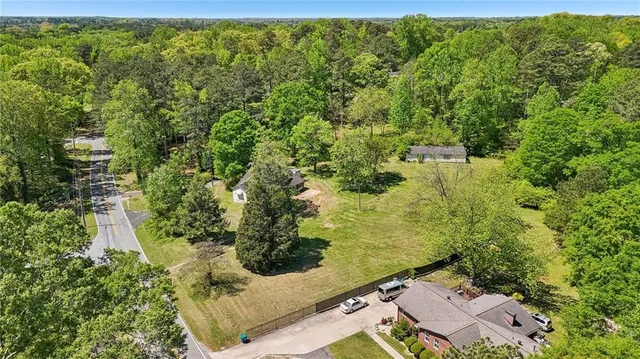 a view of a yard with plants