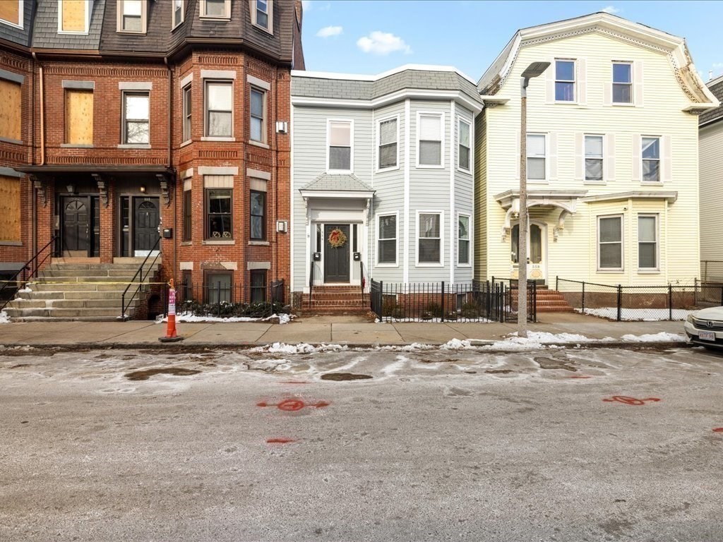 556 East 5th Street, Unit 1 Boston, MA 02127 - Photo 17 of 17 a front view of a building