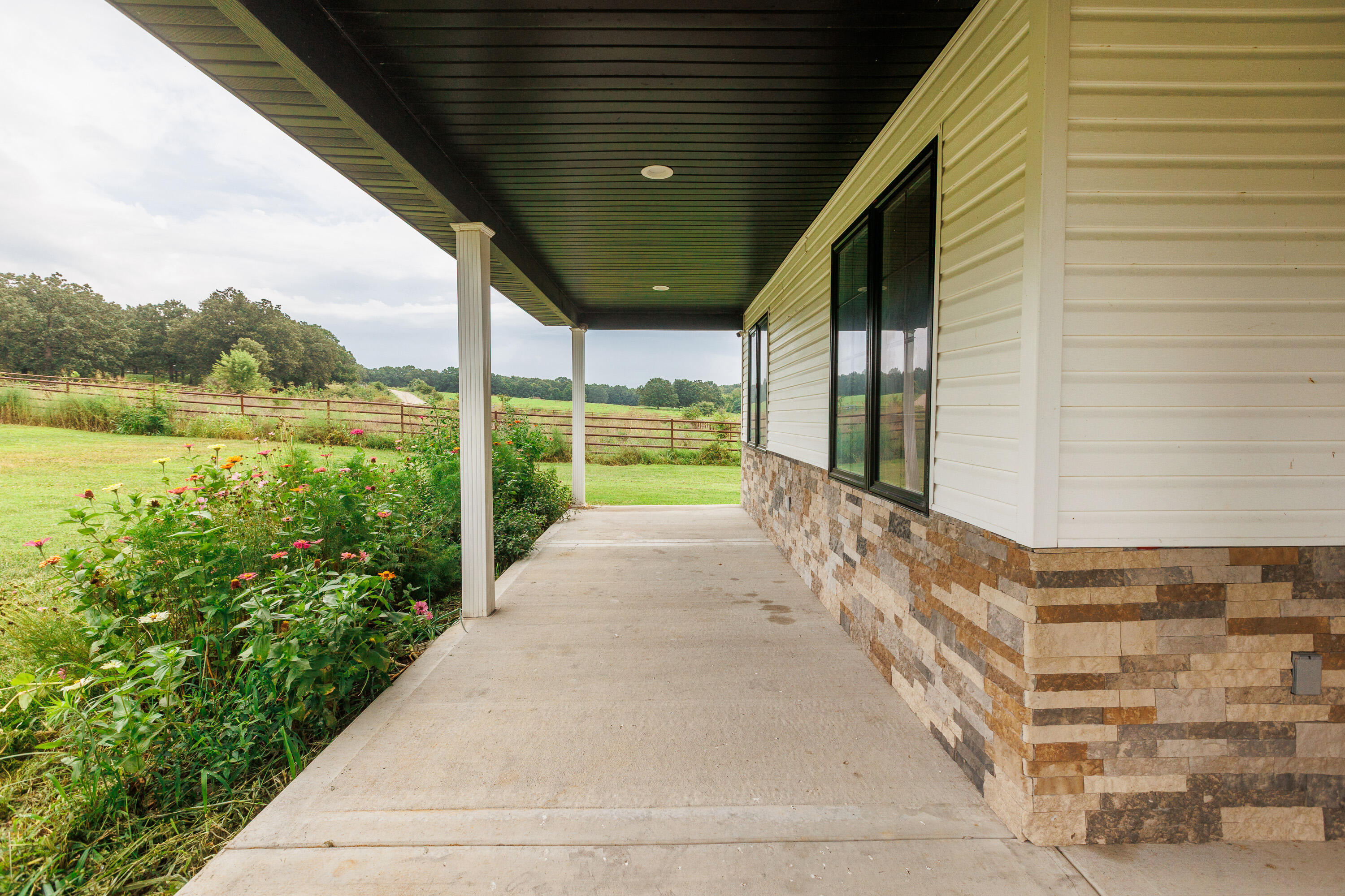 COVERED FRONT PORCH