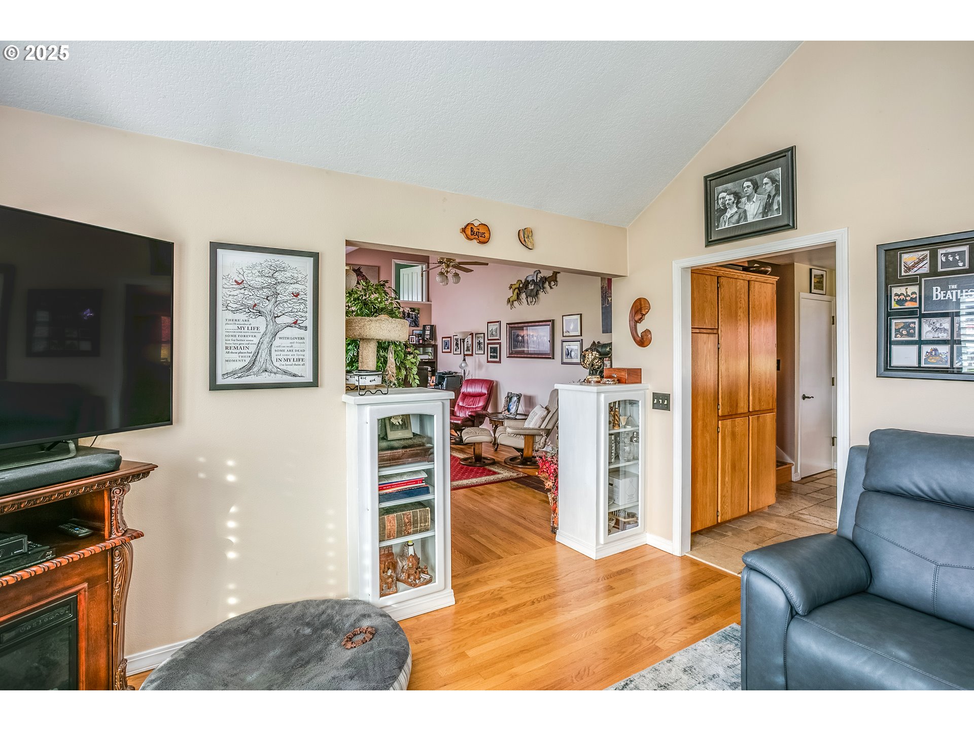 35364 Searls Road Astoria, OR 97103 - Photo 14 of 36 Living Room/Entrance