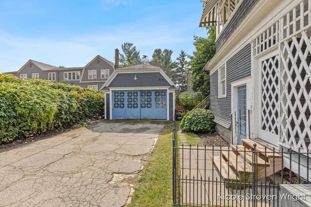 $897,500 | 400 Fulton Street East, Grand Rapids, MI 49503