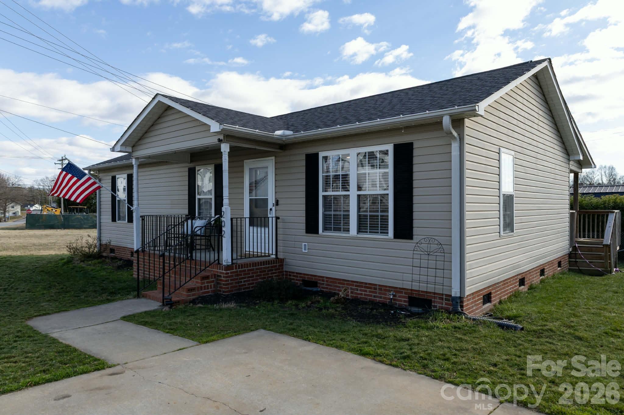 a view of a house with a yard