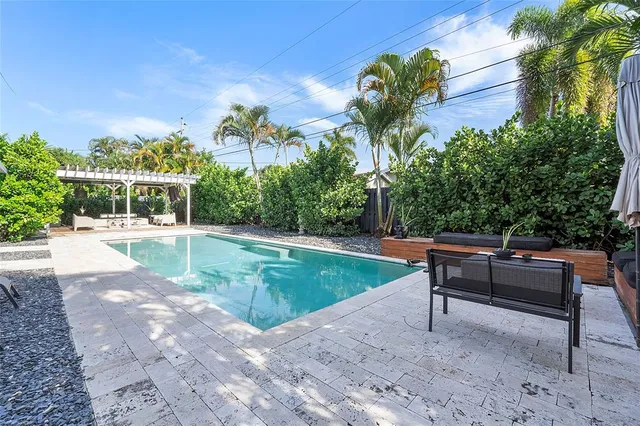 a view of a backyard