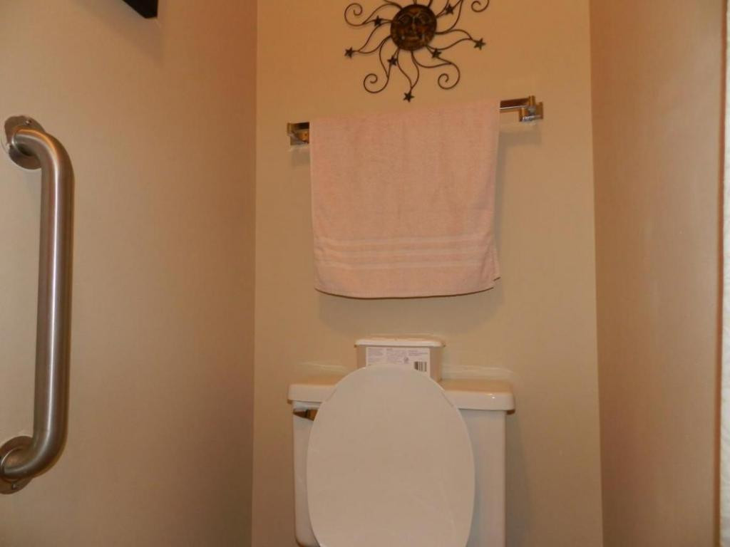 112 Scotland Road, Unit D4 Kingsport, TN 37660 - Photo 13 of 19 Master Bath