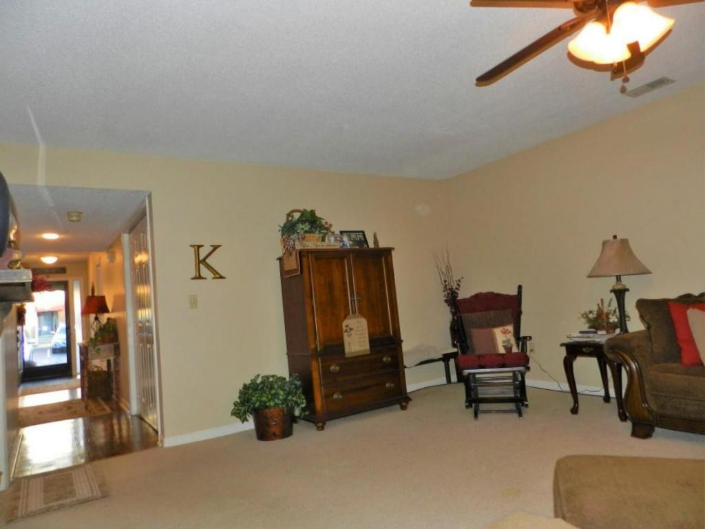112 Scotland Road, Unit D4 Kingsport, TN 37660 - Photo 5 of 19 Living Room