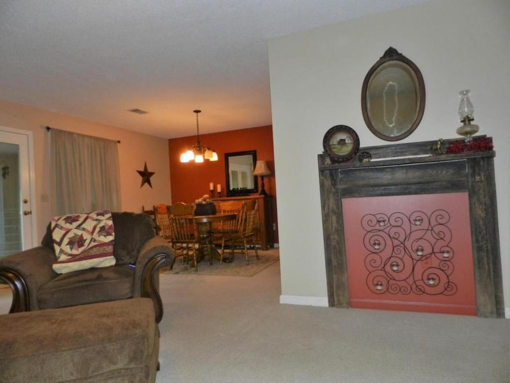112 Scotland Road, Unit D4 Kingsport, TN 37660 - Photo 6 of 19 Living to Dining