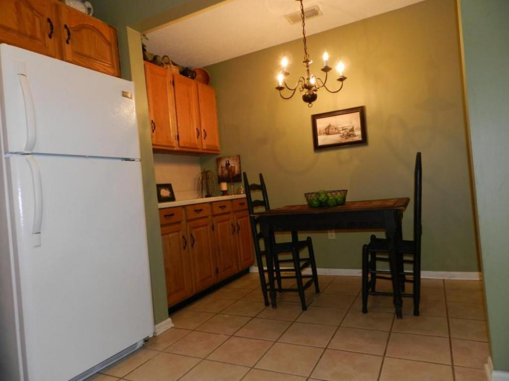 112 Scotland Road, Unit D4 Kingsport, TN 37660 - Photo 9 of 19 Kitchen to EatIn Kitchen