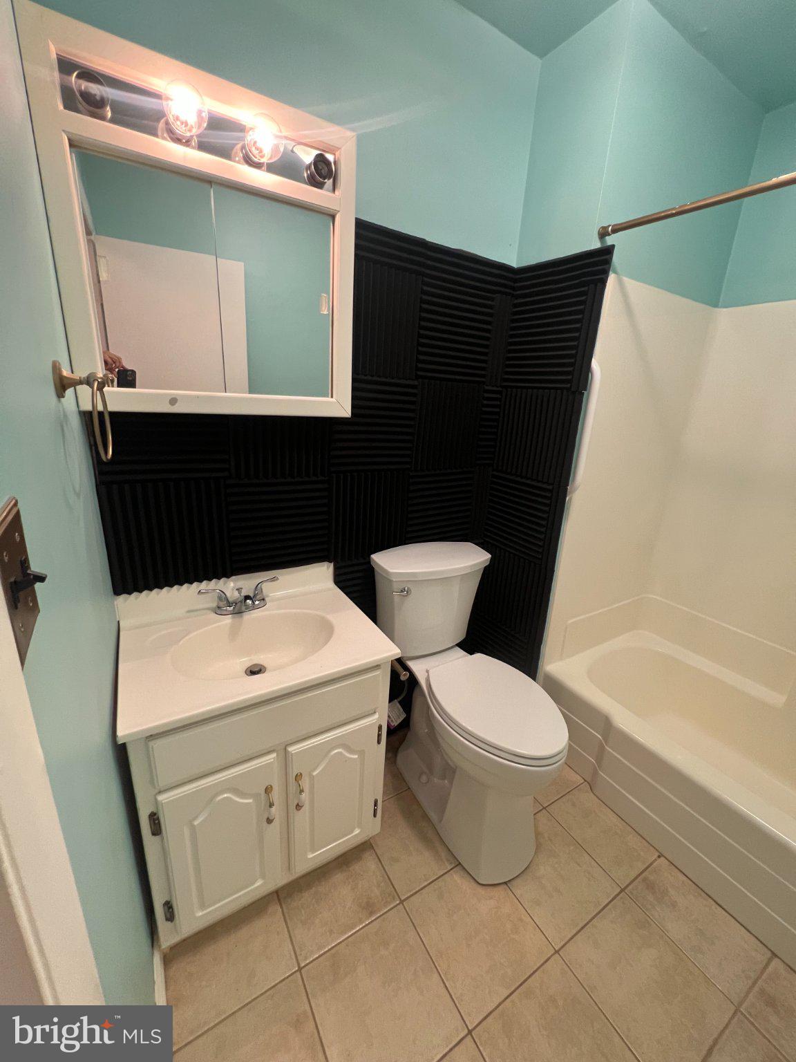 2904 State Hill Road, Unit F9 Reading, PA 19610 - Photo 21 of 30 Charming bathroom with modern accents.