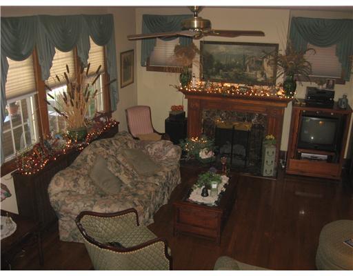 1141 Wayne Avenue McKees Rocks, PA 15136 - Photo 4 of 15 Living Room.