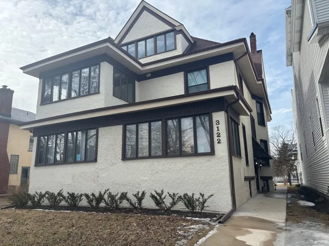 $2,100 | 3122 Wisconsin Avenue, Berwyn, IL 60402