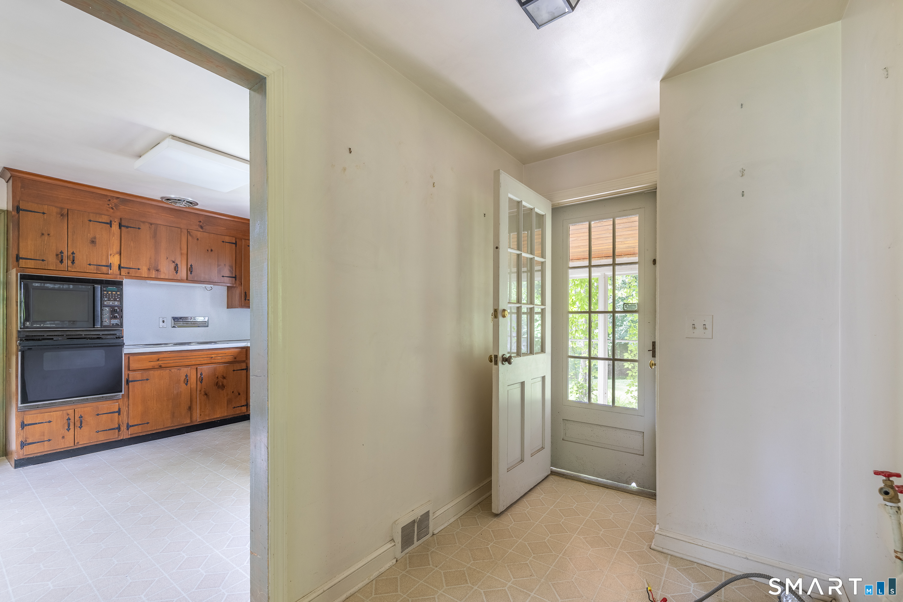 65 Manor Hill Road Stratford, CT 06614 - Photo 12 of 36