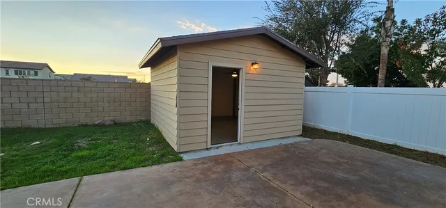 a view of a backyard