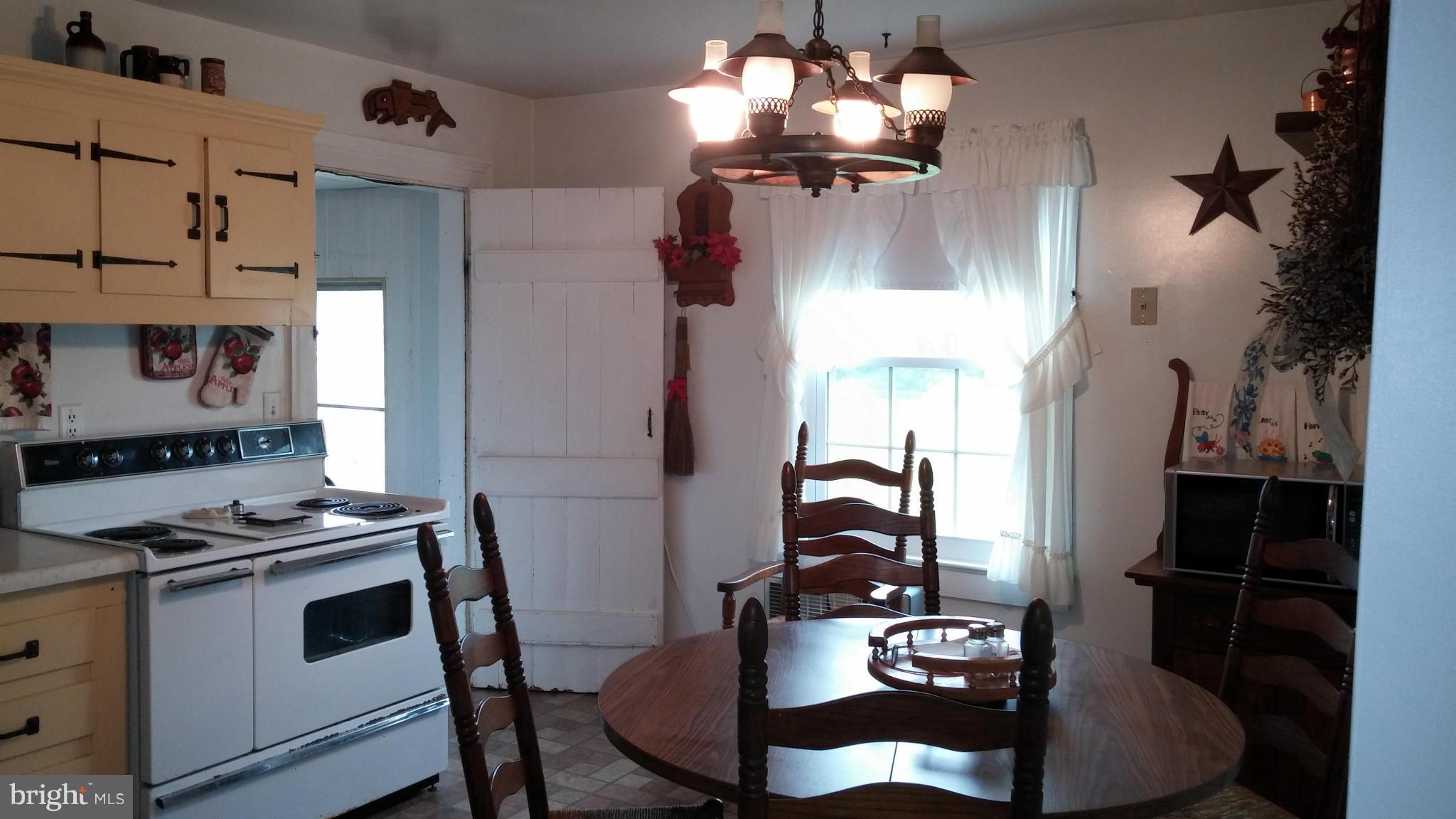 31440 Old Plank Road Locust Grove, VA 22508 - Photo 8 of 30 Eat in Kitchen adorable lamp conveys