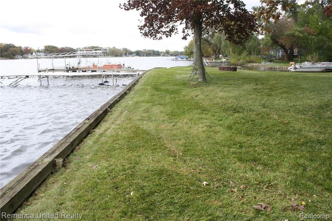 1873 Ladd Road Walled Lake, MI 48390 - Photo 12 of 50 IMG_0335.JPG