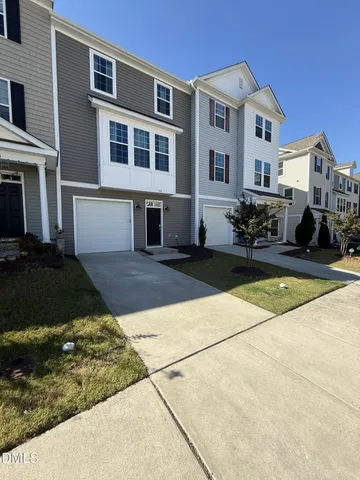 a view of the front of house with a yard