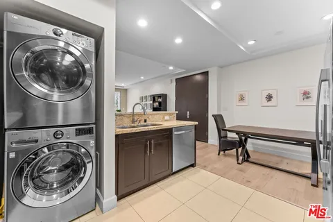 $749,000 | 5525 West Olympic Boulevard, Unit 302, Los Angeles, CA 90036