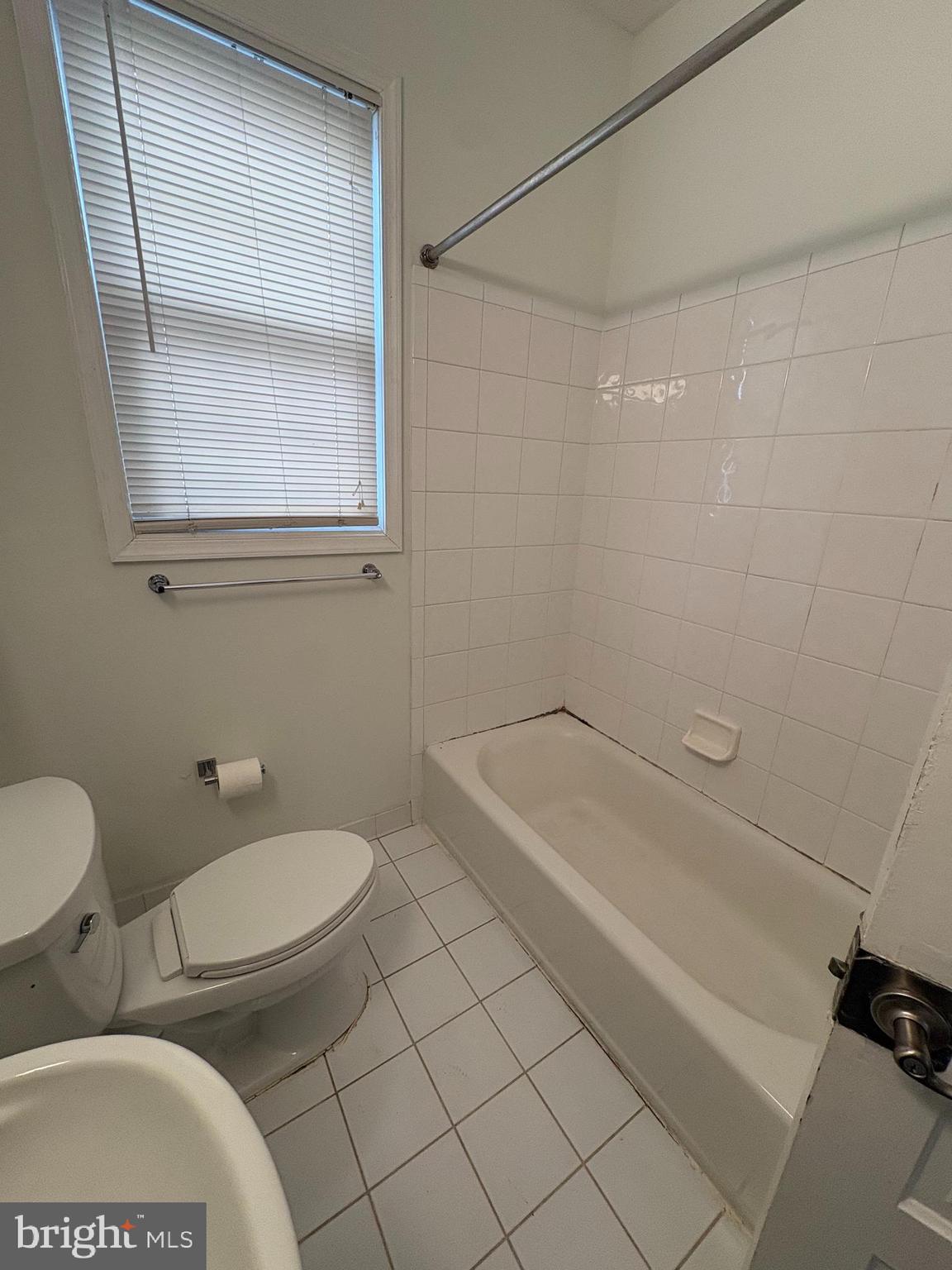 523 24th Street South Arlington, VA 22202 - Photo 7 of 18 a bathroom with a toilet a sink and bath tub