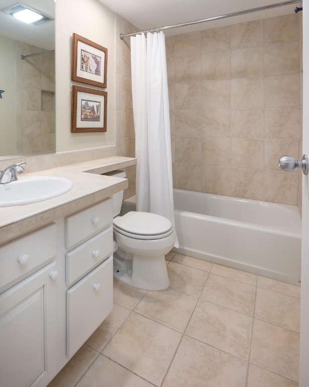 22097 Saints John Road, Unit 2526 Keystone, CO 80435 - Photo 17 of 42 a bathroom with a sink a toilet and a bathtub