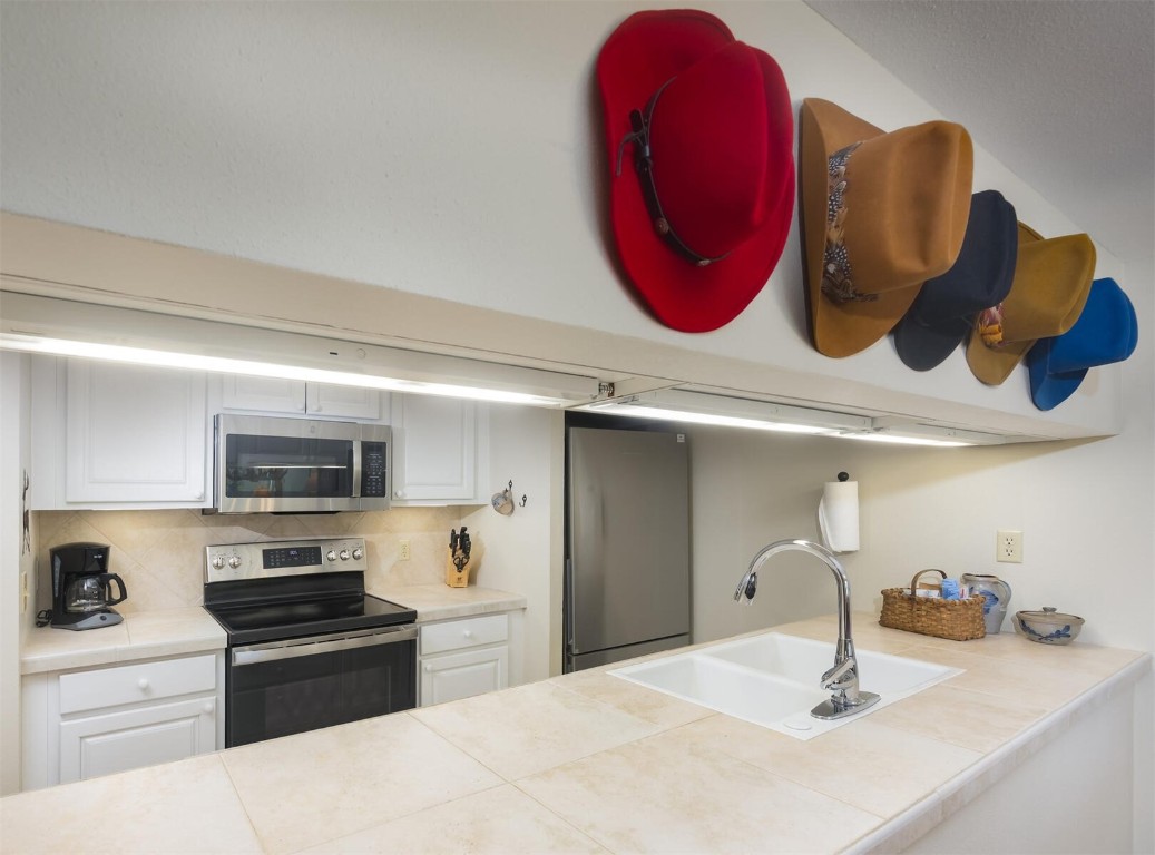 22097 Saints John Road, Unit 2526 Keystone, CO 80435 - Photo 7 of 42 a kitchen with a sink a stove and appliances