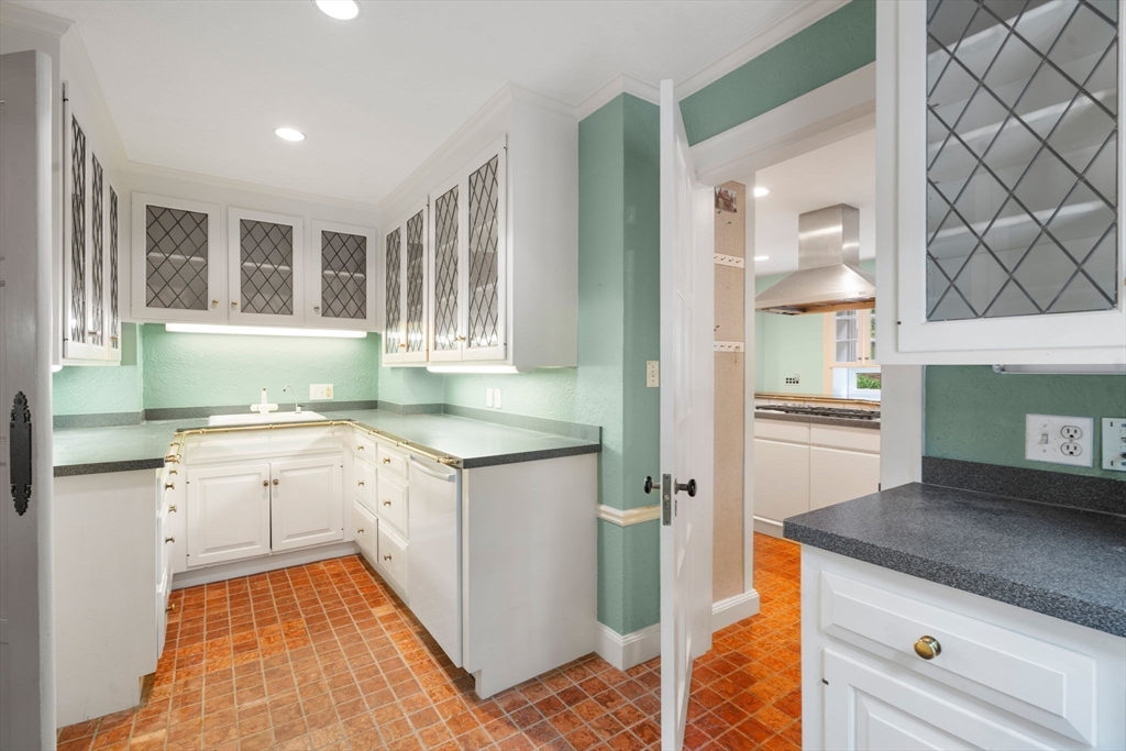 43 Monadnock Road Wellesley, MA 02481 - Photo 15 of 42