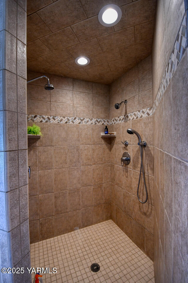15783 Fisk Road Yakima, WA 98908 - Photo 29 of 61 Primary walk-in shower