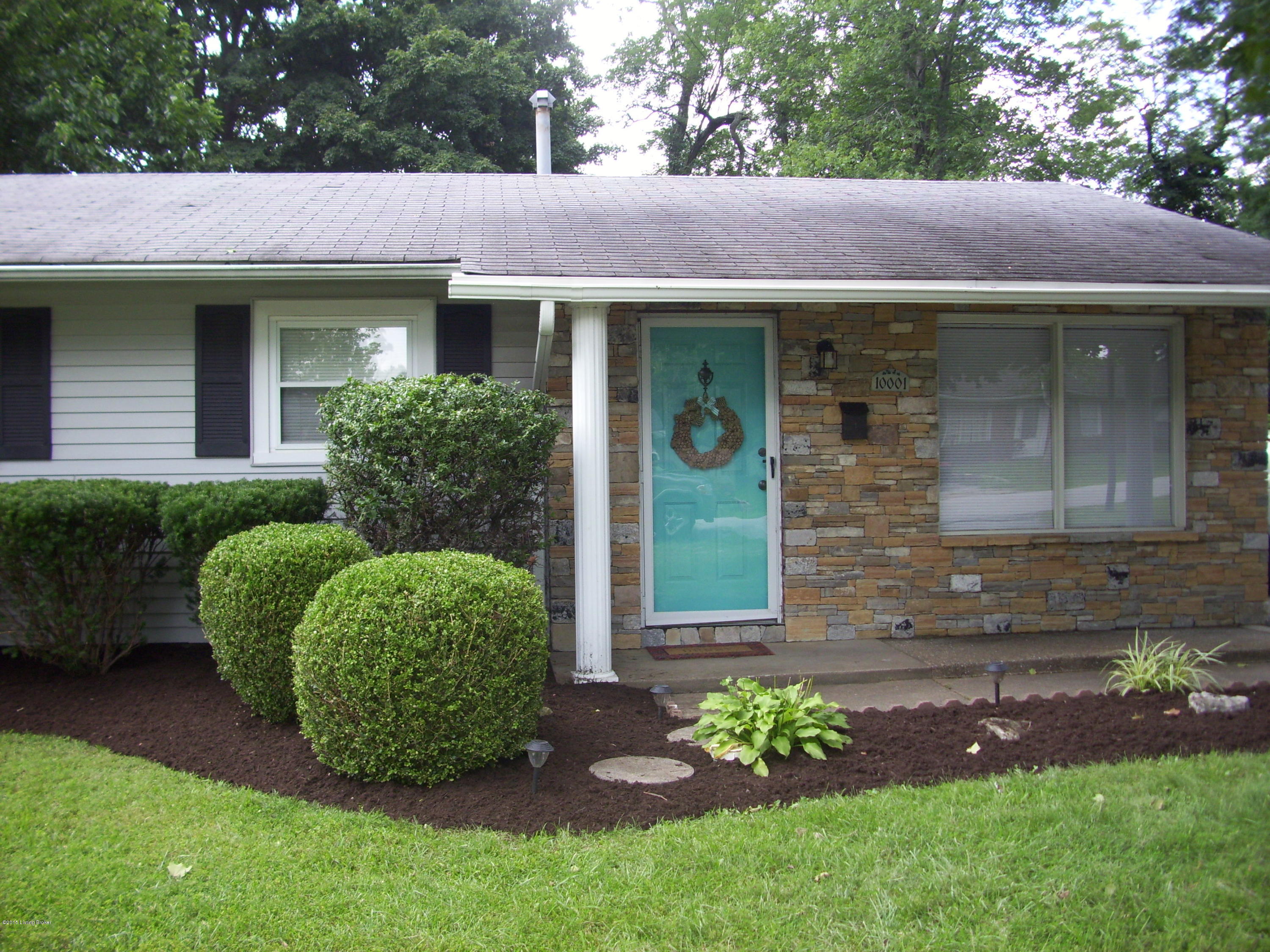 10001 Robsion Road Louisville, KY 40299 - Photo 3 of 23 Check out this landscaping.