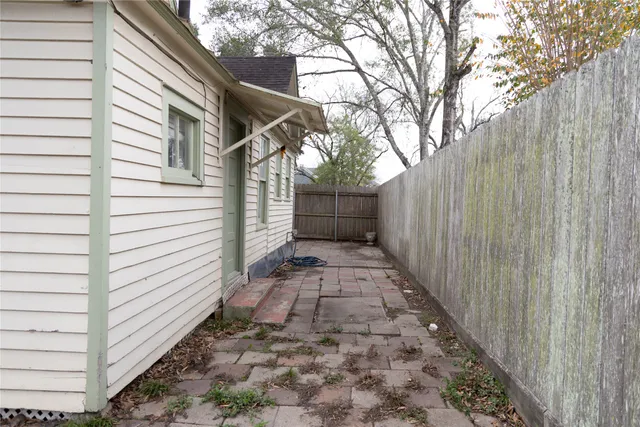 a view of a pathway with a white house