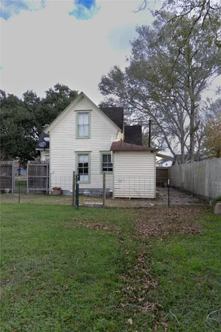 a view of a back yard