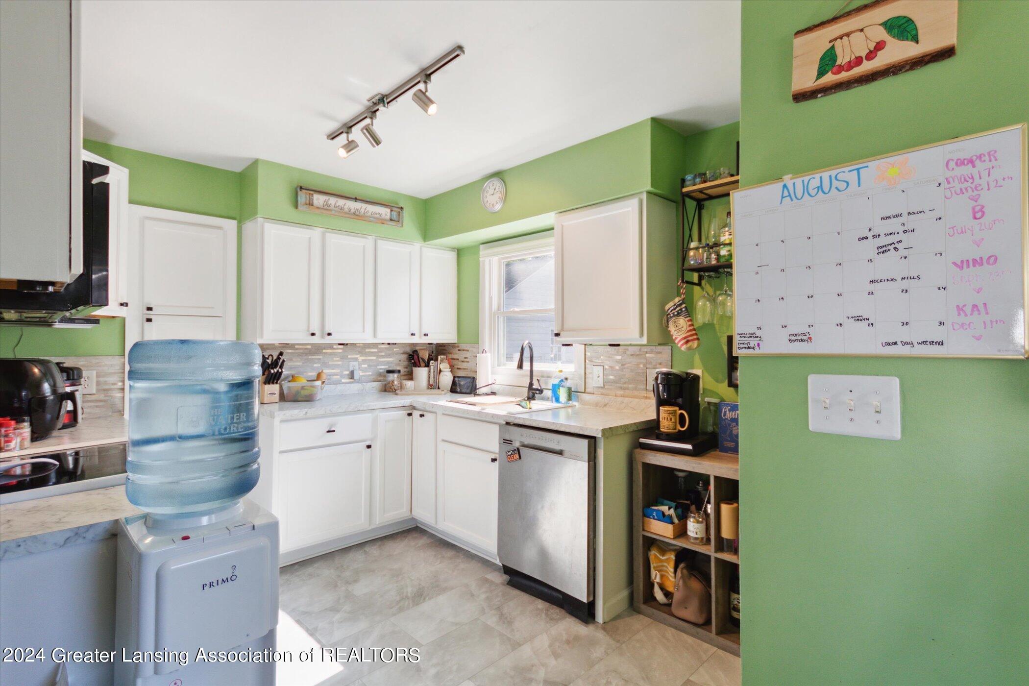 566 Riley Street Lansing, MI 48910 - Photo 8 of 36 09-566-Riley-St-Lansing-MI-48910-WindowS