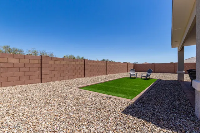 a view of a backyard