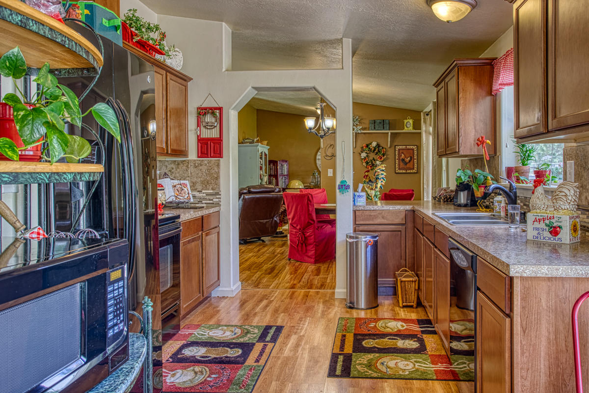 55915 Blue Eagle Road Bend, OR 97707 - Photo 10 of 31 Kitchen