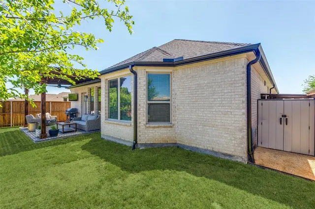 a view of a house with backyard and porch