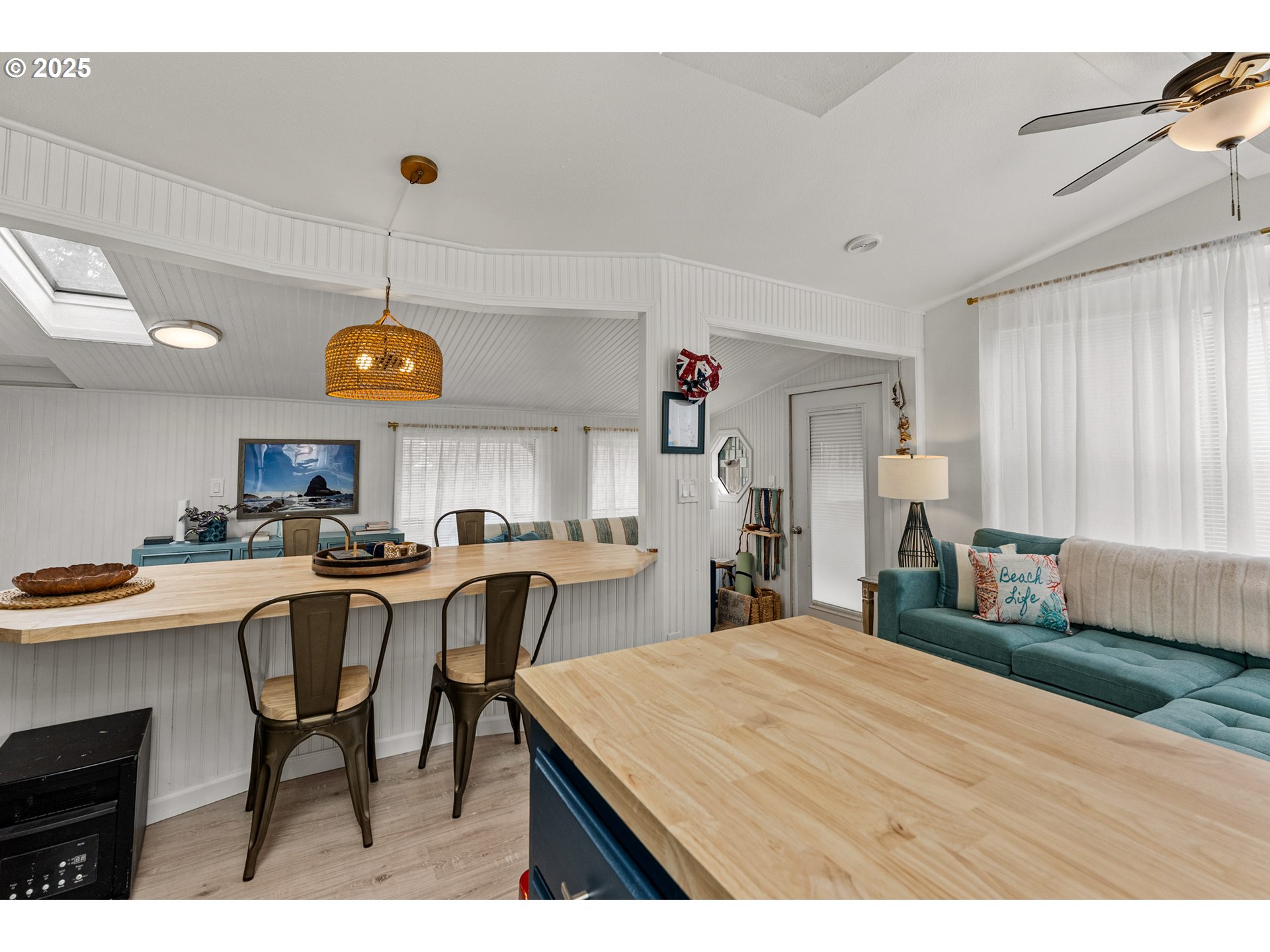 19921 Whaleshead Road, Unit M2 Brookings, OR 97415 - Photo 13 of 29 a kitchen with a table and chairs in it