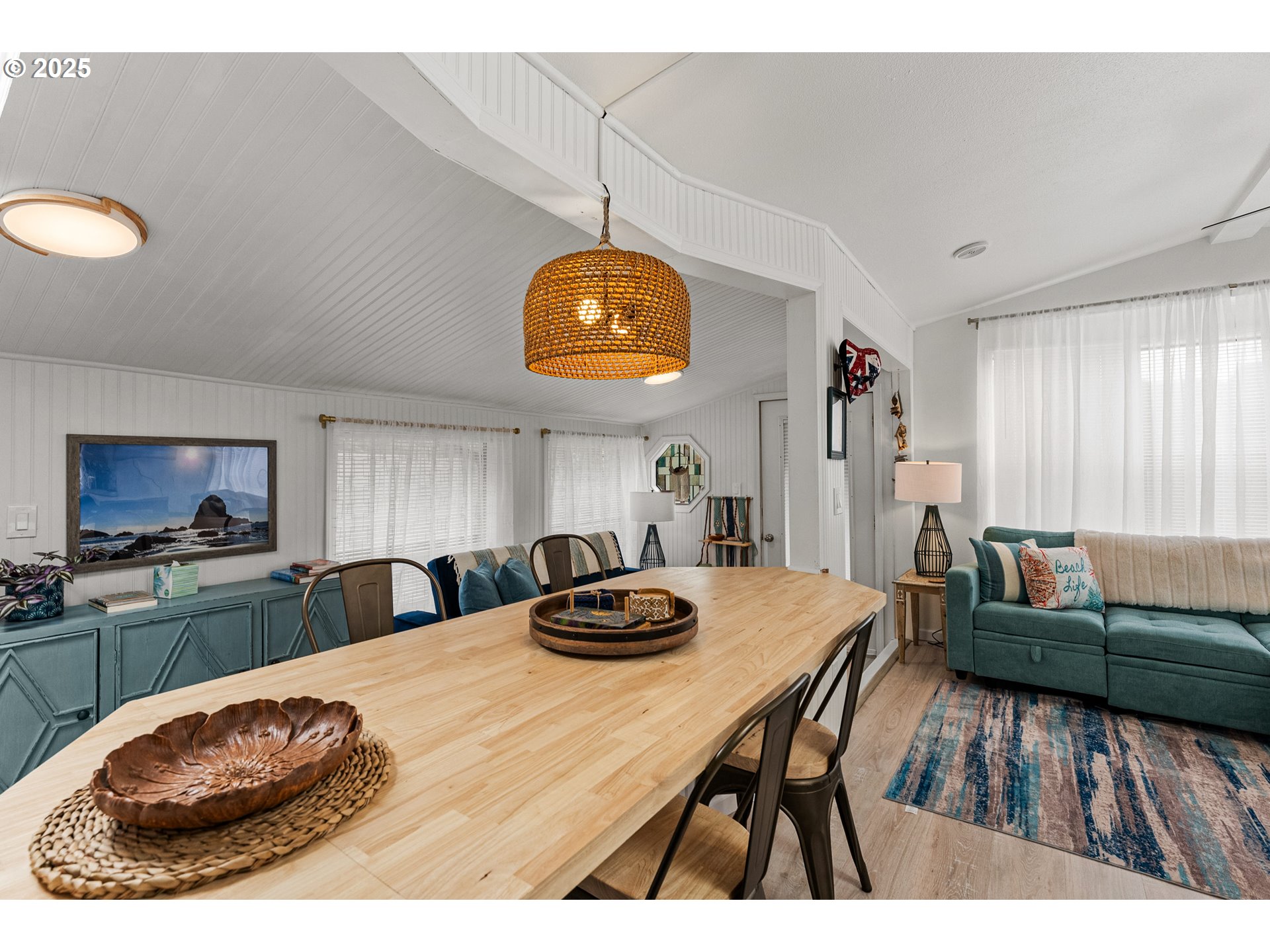 19921 Whaleshead Road, Unit M2 Brookings, OR 97415 - Photo 14 of 29 a kitchen with a table and chairs in it