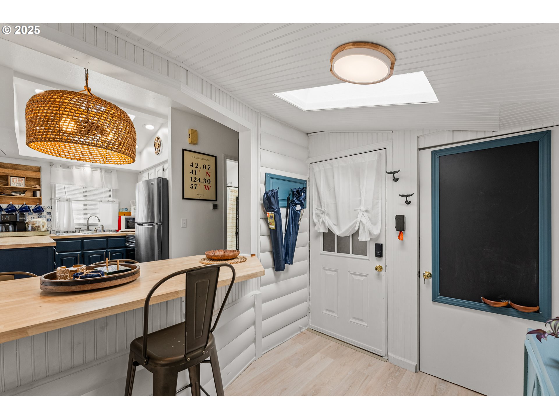 19921 Whaleshead Road, Unit M2 Brookings, OR 97415 - Photo 9 of 29 a living room with furniture and a flat screen tv