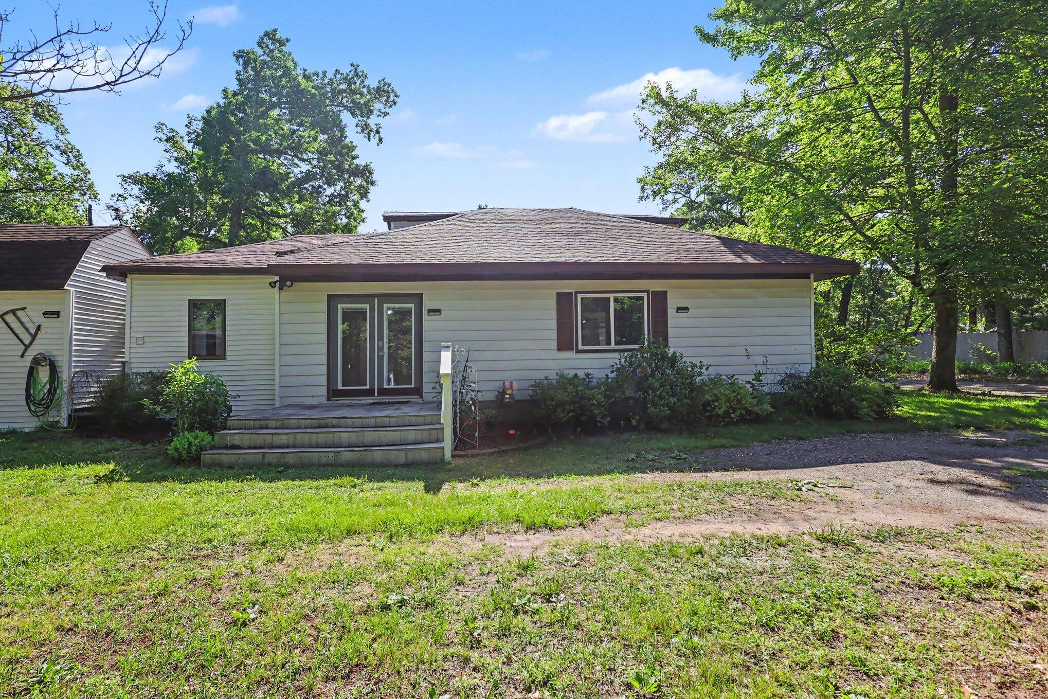522 West Englewood Road Twin Lake, MI 49457 - Photo 3 of 28 002_file_3905