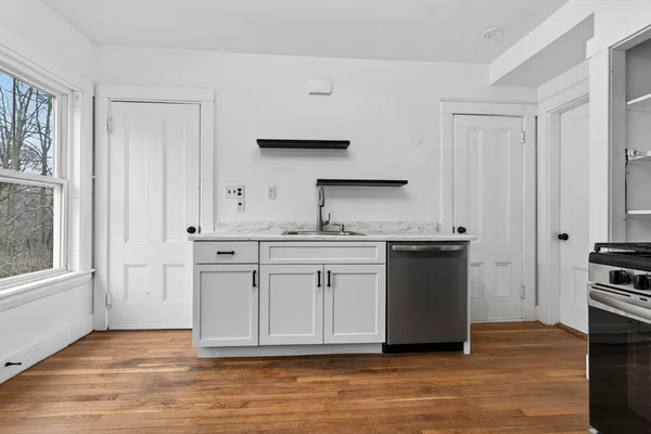 $4,200 | 166 Elliot Street, Unit 2, Newton, MA 02464