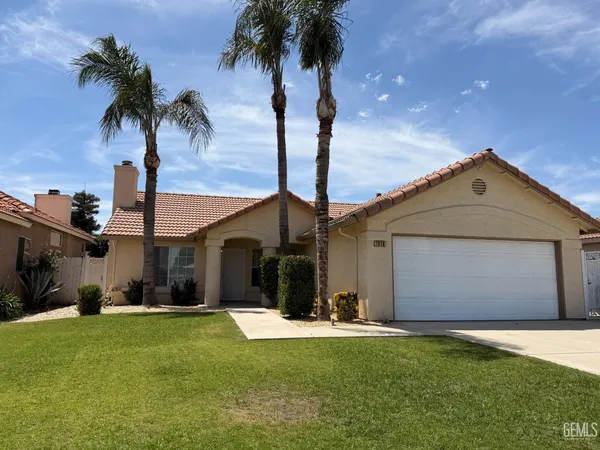 a front view of house with yard and garage