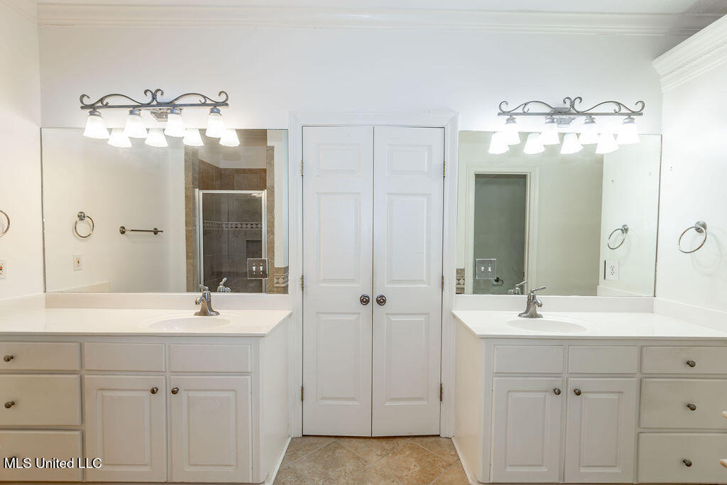 332 Provision Parkway Brandon, MS 39042 - Photo 17 of 38 Two Separate Vanaties In Master Bath